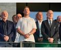 Bild: Michael Kappeler/dpa
Julian Nagelsmann (m.) steht zwischen DFB-Sportdirektor Rudi Völler (l.) und Verbandschef Bernd Neuendorf (r.) auf der Tribüne des Berliner Olympiastadions.