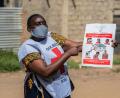 Bild: Moses Sawasawa/AP/dpa
Helfer des Roten Kreuzes betreiben Aufklärung über Ebola - aber zahlreiche Menschen in der betroffenen Region halten die Krankheit für einen Mythos.