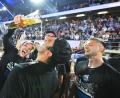 Bild: Swen Pförtner/dpa
Ausgelassen feierten die Paderborner mit ihren Fans.