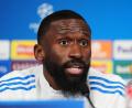 Bild: Martin Rickett/PA Wire/dpa
Antonio Rüdiger steht Berichten zufolge vor einer Vertragsverlängerung bei Real Madrid.