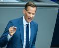 Bild: Michael Kappeler/dpa
Hendrik Streeck warnt vor den Folgen von Sportwettenwerbung. (Archivbild)