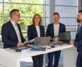 Bild: Sara Neidhardt
Von links: Stefan Pschorn (Verkaufsleiter Außendienst), Ivana Zang (Verlagsleiterin Werbemarkt), Bernhard Weitensteiner (Leiter Verkaufsinnendienst), Viktor Mittag (Leiter Digitale Vermarktung).