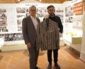 Bild: wel
Martin Scharf (links) übergab die Häftlingsjacke an den Museumsleiter Johannes Steidl