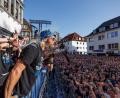 Bild: Friso Gentsch/dpa
Der SC Paderborn feiert auch am Tag nach dem Aufstieg ausgelassen.