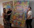 Bild: ubb
Galerist Thomas Herrmann, seine Mitarbeiterin Sabrina Kalcher (links) und Museumsleiterin Birgit Plößner (rechts) haben 500 Exponate von James Rizzi im Museumsquartier platziert.