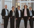 Bild: Sara Neidhardt
Von links: Thomas Maul (Geschäftsführer), Viola Vogelsang-Reichl (Geschäftsführende Verlegerin), Johannes Zettl (Geschäftsführer), Sabine Pistor (Verlegerin) und Dr. Stefanie Shanahan-Kleikamp (Verlegerin und Leiterin Zentrales Marketing).