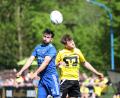 Bild: DIETER JAESCHKE
Der Etzenrichter Deniz Bock liefert sich ein Kopfballduell mit Tim Weisenberger vom SV Hahnbach. Der SVE hat nach der überstandenen ersten Relegationsrunde nun SV Wenzenbach vor der Brust.