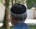Bild: Peter Kneffel/dpa
Trotz eines Rückgangs im vergangenen Jahr ist die Zahl der antisemitischen Straftaten in Bayern seit 2022 deutlich gestiegen. (Symbolbild)