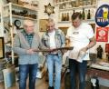 Bild: Portner
Im Heimatmuseum Stadlern gibt es laufend Neues: Peter Lampl (rechts) und Johann Vogl (links) präsentieren Bürgermeister Michael Riedl in der Abteilung "Brauerei und Bier" ein Album mit alten Postkarten.