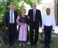 Bild: Wilhelm Ertl
Das Jubelpaar Gisela und Hermann Pretsch mit Bürgermeister Thorsten Grädler und Stadtpfarrer Hrudaya Kumar Madanu.