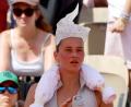 Bild: Marcin Cholewinski/ZUMA Press Wire/dpa
Die Tennisprofis nutzen jede Möglichkeit zur Abkühlung.