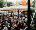 Archivbild: Mixed Media Arts/exb
Die Open Stage in Amberg hat schon an mehreren Orten stattgefunden. Neben dem (hier am Bild) Beanery war sie auf der Dachterasse des Kinos oder im Trio. Für das Altstadtfest geht es heuer in den Casino Biergarten.
