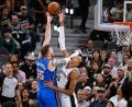 Bild: Darren Abate/AP/dpa
Isaiah Hartenstein (links) legte für Oklahoma in Spiel fünf gegen die San Antonio Spurs um Starspieler Victor Wembanyama 15 Rebounds auf.