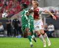 Bild: Federico Gambarini/dpa
Sie lieferten sich ein hartes Duell: Noel Futkeu (l) und Ben Hüning.