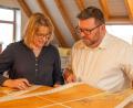 Bild: Sebastian Scherm/Kompane
Martina Mairshofer im Austausch mit skala-Betriebsleiter Michael Basting.