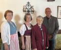 Bild: Angelika Bamler
Theres Hausmann feiert ihren 90. Geburtstag. Sie freut sich über den Besuch von Bürgermeister Florian Adam sowie von Magdalena Schmidbauer (links) und Gerlinde Ott vom Gartenbauverein.