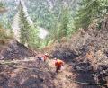 Bild: Daniel Pausch
Die Einsatzkräfte der Bergwacht fanden schwieriges Gelände am Berg vor. Die Schlauchleitungen sowie die Ausrüstung wurden per Hubschrauber eingeflogen.