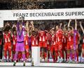 Bild: Bernd Weißbrod/dpa
So wollen die Bayern auch im Sommer den Supercup bejubeln. (Archivbild)