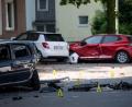 Bild: Fabian Strauch/dpa
Ein Fahrrad und ein verlorener Schuh liegen auf der Fahrbahn - zwei Kinder sterben bei einem tragischen Unfall.
