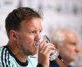 Bild: Federico Gambarini/dpa
Glas halbvoll oder halbleer? Für Bundestrainer Julian Nagelsmann geht es jetzt in die heiße Phase.