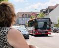 Bild: Gabi Schönberger
Ab September gewinnt die Busverbindung zwischen Amberg und Weiden durch einen einstündigen Taktverkehr an Wochentagen bis in den späten Abend hinein an Attraktivität. Aus der heutigen Nummer 455 wird dann die Linie 490 E.