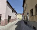 Bild: sne
In der Unteren Torstraße in Grafenwöhr kann es schon mal eng werden. Darum beantragen die Freien Wähler nun eine Geschwindigkeitsbeschränkung in der ganzen Altstadt.