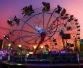 Bild: Stephan Huber
Hoch hinaus in den glutrot gefärbten Amberger Abendhimmel: Skilift und Riesenrad machen's möglich.