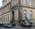 Bild: Dimitar Dilkoff/AFP/dpa
Erst lieferte der Louvre-Raub Stoff für ein Enthüllungsbuch, jetzt wird der Einbruch auch verfilmt.(Archivbild)