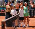 Bild: Aurelien Morissard/AP/dpa
Laura Siegemund (r) hat ein Problem mit dem Mode-Auftritt ihrer Gegnerin Osaka.