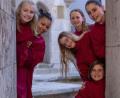 Bild: Chormanagement Domspatzen/exb
Der Domspatzen Mädchenchor aus Regensburg tritt in der Basilika St. Martin in Amberg auf.