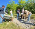 Bild: Bernhard Gohlke/Heinz-Sielmann-Stiftung 
Die 8. Klassen der Wirtschaftsschule Schwandorf legen im "Garten des Herrn" bei der Schwarzenfelder Pfarrkirche ein Biotop an. Es entsteht der Lebensraum Tümpel.