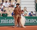 Bild: Thibault Camus/AP/dpa
Legte wieder einen filmreifen Auftritt beim Einlauf hin: Naomi Osaka.