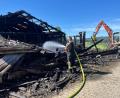 Bild: ihl
Der Brand der Maschinenhalle in Oberpfreimd ist schnell unter Kontrolle. Im Nachgang ist es wichtig, dass die Flammen nicht wieder auflodern. Dafür unterstützt ein Bagger die Feuerwehrleute.