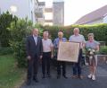 Bild: gz
Bürgermeister Thomas Kleber (von links) verabschiedet offiziell seinen Vorgänger Reiner Gäbl, die Markträte Karl Roth und Siegfried Wild sowie Markträtin Brigitte Warta sowie in Abwesenheit Albert Grießl.