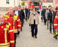Bild: Gabi Schönberger
Die neue Neustädter Bürgermeisterin Tanja Kippes läuft eingerahmt von den Stadträten im Festzug mit Bürgerwehr, Marketenderinnen und Feuerwehr zur konstituierenden Sitzung des Stadtrates.