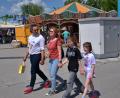 Bild: Valerie Preiß
Familie Großehagenbrock, die "Dultfamilie 2026", spaziert über die Amberger Dult.