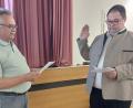 Bild: mfh
Wolfgang Rattei (links), das älteste Gemeinderatsmitglied, vereidigte Bürgermeister Christian Beyer.