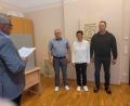 Bild: exa
Bürgermeister Hubert Kraus (links) bei der Vereidigung der drei neuen Gemeinderatsmitglieder: v.li. Thomas Wegmann (FW), Eva-Maria Panzer (UWG) und Martin Sticht (CSU).