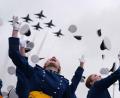Bild: David Zalubowski/AP/dpa
Thunderbirds krönen Abschlussfeier an der Air Force Academy mit spektakulärem Überflug