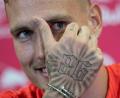 Bild: Hendrik Schmidt/dpa
David Raum liebt Tattoos. (Archivbild)