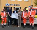 Bild: Anna Richthammer
Die VR-Bank unterstützt die First Responder Poppenricht mit Spende. Hier von links Reimelt Michael, Giehrl Stefan, Reindl Andreas, Lorenz Brigitte, Weiß Dietmar und Zintl Simon.