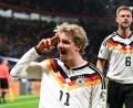 Bild: Robert Michael/dpa
Nick Woltemade jubelt über ein Tor im DFB-Trikot (Archivbild).