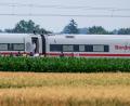 Bild: Armin Weigel/dpa
Knapp ein Jahr nach einem Axtangriff in einem ICE in Niederbayern beginnt der Prozess gegen den Beschuldigten. (Symbolfoto)