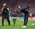 Bild: Robert Michael/dpa
Oliver Glasner verneigt sich vor den Fans von Crystal Palace.