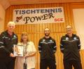 Bild: rn
Das Trainertrio (von links): Dieter Sporr, Philipp Bayer und Manfred Kleber halten Kontakt mit Karin Reul, die 1976 mit ihrem Ehemann Albrecht (Bild) den Grundstein für den Tischtennissport in Eschenbach gelegt hat.