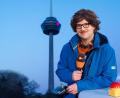 Bild: Ben Knabe/ZDF/dpa
Autor Chris Sommer in seiner Rolle als Reporter Peter-Stefan Thomas vor dem Kölner Fernsehturm - das „ZDF Magazin vor Ort: Die Colonius-Sprengung“ kommt am Freitag. (Handoutbild)