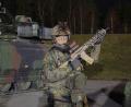 Bild: jut
Der Oberviechtacher Hauptfeldwebel Alex präsentiert das G95, das neue Standard-Sturmgewehr der Bundeswehr. Das Panzergrenadierbataillon 122 aus Oberviechtach hat die Waffe nun als Erstes im Heer erhalten.