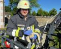Bild: Feuerwehr Waldsassen
Tierarzt Michael Fortelny, ehrenamtliches Mitglied der Feuerwehr, untersuchte den Jungstorch noch vor Ort. Danach wurde der Vogel in eine Auffangstation nach Tirschenreuth gebracht.