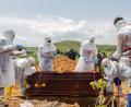 Bild: Moses Sawasawa/AP/dpa
Für die Beisetzung verstorbener Ebola-Patienten bestehen strenge Sicherheitsregeln - nicht alle Angehörigen haben hierfür Verständnis. (Archivbild)