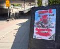 Bild: Gabi Schönberger
Mehrere Werbeplakate für den „Tag der Bundeswehr“ in Weiden wurden mit roter Farbe beschmiert.